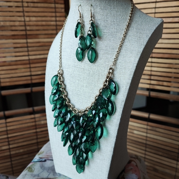 Faceted Transparent Green Acrylic Statement Necklace and Earrings Gold Tone NWOT - Picture 2 of 14